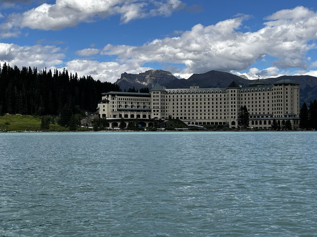 加拿大雙湖一日遊｜路易斯湖划船+偶遇小熊！小費&觀熊攻略都在