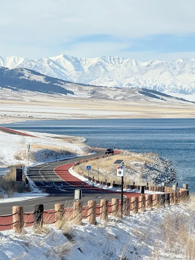 救命！新疆賽里木湖冬日美到失語 藍冰