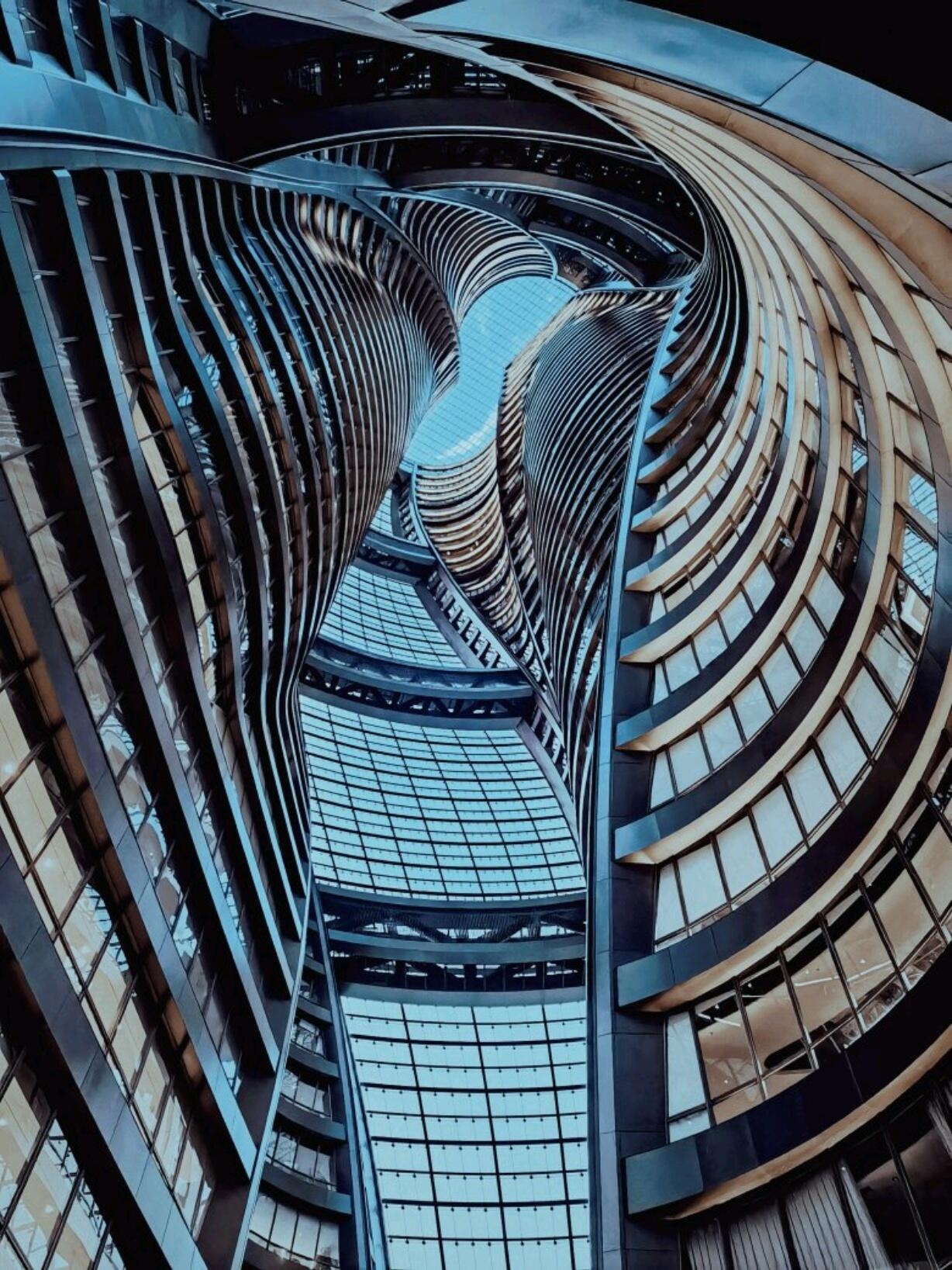 Tempat check-in gratis di Beijing jadi legenda! Karya terakhir Zaha, Lize SOHO, sangat cyberpunk 🚀

Teman-teman, siapa yang paham! Aku menemukan harta karun! Ternyata Beijing menyimpan landmark gratis yang luar biasa 🏙️! Lize SOHO memang pantas jadi karya terakhir sang arsitek wanita jenius Zaha, menara spiral ganda + struktur kosong 45 lantai, begitu masuk aku langsung terpesona, seperti markas alien di film fiksi ilmiah yang nyata!

Alamat lengkap dan panduan transportasi

📍Lokasi tepat: No. 20, Jalan Lize, Distrik Fengtai, Beijing
🚇Naik metro: Naik jalur 14 turun di stasiun Xiju pintu F, jalan kaki 10 menit sampai, tidak perlu memutar, sangat praktis 👣
🚗Rute mengemudi: Navigasi ke “Lize SOHO”, parkir bawah tanah tersedia banyak tempat, setelah jalan-jalan langsung makan di lantai bawah sangat menyenangkan 🅿️

Sorotan dan keunikan tempat wisata

Estetika arsitektur｜Tempat check-in dengan nuansa fiksi ilmiah maksimal

🌀Tangga spiral ruang tengah: Struktur spiral ganda dengan tinggi 45 lantai benar-benar mengagumkan! Saat melihat ke atas, rasanya seperti akan tersedot ke terowongan luar angkasa 🌌! Berdiri di lantai satu dan memotret dari bawah dengan lensa sudut lebar, hasilnya seperti foto majalah, like di media sosial langsung meledak!
🌆Platform observasi lantai 31: Spot tersembunyi gratis yang siapa pun pasti suka! Dari sini bisa melihat seluruh kawasan bisnis Lize, sinar matahari sore pukul 3-5 menyinari dengan indah, bayangan dan cahaya berpadu sangat memukau 📸! Disarankan memakai pakaian hitam putih abu-abu yang simpel, kesan mewah langsung terasa!
🔮Lorong cahaya bawah tanah: Terowongan lampu LED gradasi biru ungu sangat keren! Suasana cyberpunk langsung terasa, berjalan beberapa langkah dan memotret, seperti orang keren yang datang dari masa depan 🕶️

Pengalaman jalan-jalan dan kuliner｜Setelah foto langsung pamer

🍰Panduan kuliner: Setelah foto cantik jangan buru-buru pergi! Di pusat perbelanjaan bawah ada banyak restoran hits, Nai Xue dan Xi Cha sedang ada promo beli satu gratis satu, sangat hemat 🥤! Aku sudah coba restoran masakan Sichuan, pedas dan segar sangat cocok dengan nasi, rata-rata 60 yuan per orang sampai kenyang banget!

Informasi praktis lainnya

⏰Jam buka: Senin sampai Minggu 09:00-18:00 (setelah 17:30 tidak disarankan masuk)
🎫Harga tiket: Gratis! Gratis! Gratis! Penting sampai diulang tiga kali ✨
⌛Waktu yang disarankan: 2 jam cukup untuk foto di semua spot, kalau mau jalan-jalan dan makan bisa luangkan setengah hari

Tips kecil

⚠️Panduan menghindari kesalahan: Pastikan bawa lensa sudut lebar! Kamera ponsel biasa tidak bisa menangkap kehebatan arsitektur, ingat scan kode di tempat untuk reservasi, tidak perlu antri dulu sangat praktis ✅
📸Tips foto: Jam 3-5 sore adalah waktu emas, cahaya matahari lembut tidak menyilaukan, foto orang dan bangunan sangat bagus; pakai pakaian polos agar hasil foto lebih menonjol, hindari pakaian ramai yang mengalihkan perhatian
🍜Bonus kuliner: Restoran hits di bawah sangat ramai saat jam makan, disarankan datang di luar jam sibuk, atau langsung pergi setelah foto, tidak perlu menunggu sangat menyenangkan

Teman-teman! Sekarang masih sedikit yang tahu, buruan ke sana! Setelah foto jangan lupa pamer hasil fotomu di kolom komentar, aku ingin lihat siapa yang paling keren dengan nuansa fiksi ilmiah 😜!