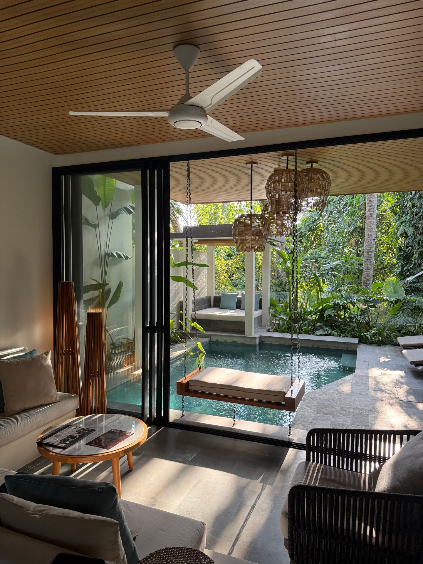 Pengalaman menginap di sini benar-benar luar biasa. Vilanya sangat cantik, mewah, dan dikelilingi oleh suasana yang tenang sekaligus menakjubkan. Setiap detailnya dirancang dengan cermat, menciptakan atmosfer yang sempurna untuk bersantai dan benar-benar menikmati gaya hidup ala Bali.

Mulai dari vila dan kolam renangnya yang memesona hingga lingkungan sekitarnya yang damai, semuanya terasa begitu istimewa. Kalau Anda mencari penginapan mewah yang tak terlupakan di Bali, saya sangat merekomendasikan tempat ini. Wajib banget dikunjungi!