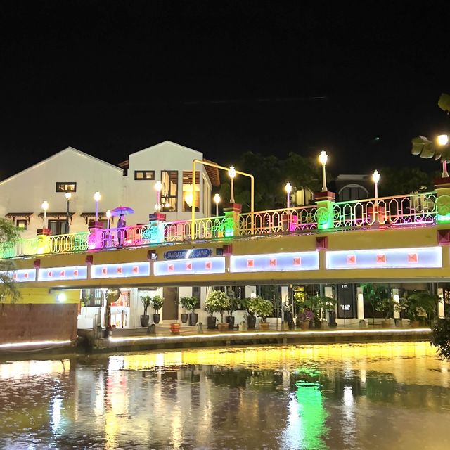 Night stroll along Malacca River