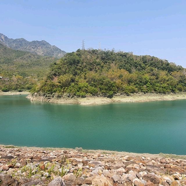 南投山谷間碧綠水庫【明潭水庫】
