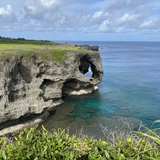 沖縄本島「万座毛」芝生の野原が万座毛、海の景勝地が像の鼻