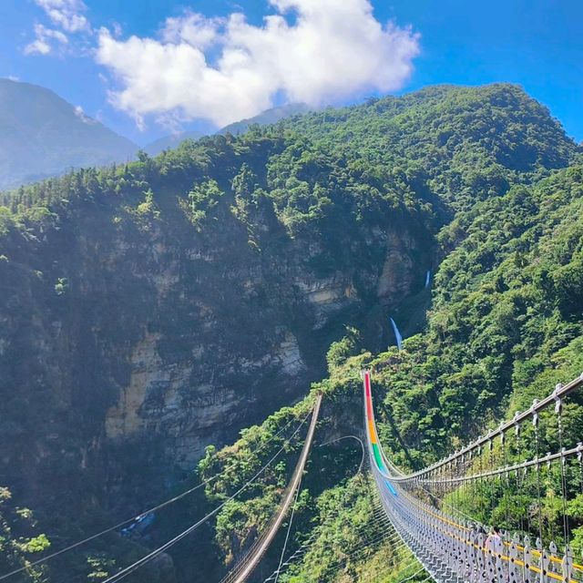 雙龍瀑布美麗的七彩吊橋