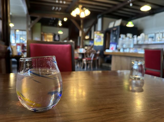 北海道・小樽。レトロなカフェの青の洞窟クリームソーダ『大正硝子 くぼ家』