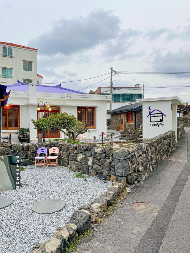 보라지붕이 예쁜 제주 카페, 달력