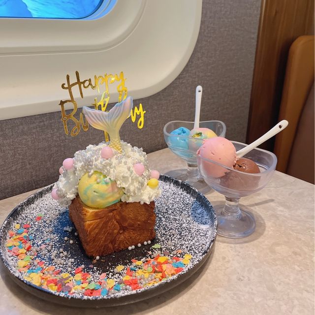 🛫飛機餐都有free flow wine and pizza🍕 🍷 😋