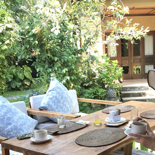 Buffet brakefast by the pool