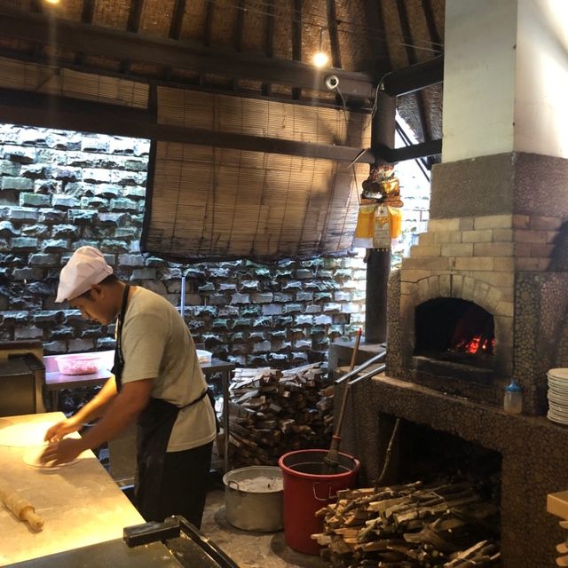 烏布Bisma 街上的平價現擀麵窯烤pizza：Umah Pizza