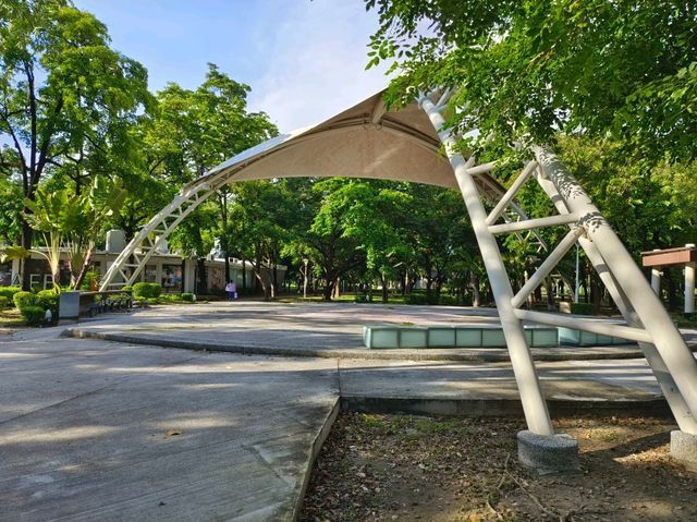 高雄前金-下棋乘涼走迷宮|中央公園|（像渡假村的超大型公園）