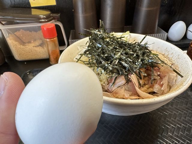 東京・新橋。たまごは1人1個のサービス『なぜ蕎麦にラー油を入れるのか。 新橋店』
