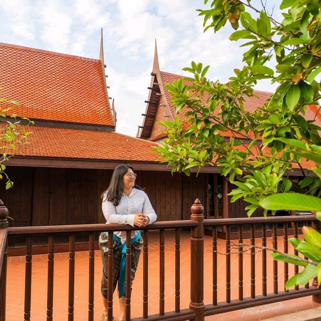 ใส่ชุดไทย พักห้องกว้าง บรรยากาศดี ใกล้สนามบิน