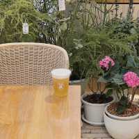 Firstdatefarm：浪漫花園咖啡店，咖啡香氣濃鬱