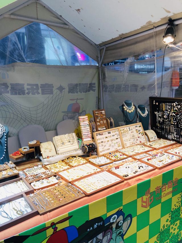 華強北站夜市：角色特色小食，繁華熱鬧