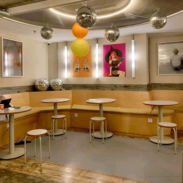 Momo's Hotel