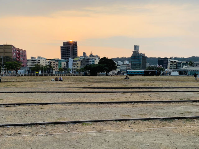 【高雄景點】哈瑪星鐵道文化園區：歷史鐵軌、鋼鐵藝術，火車模型展示場所