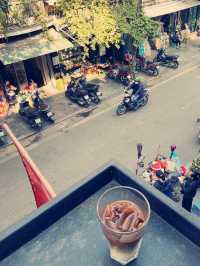 Dating with a blackbird 🐦‍⬛ in Hanoi cafe 