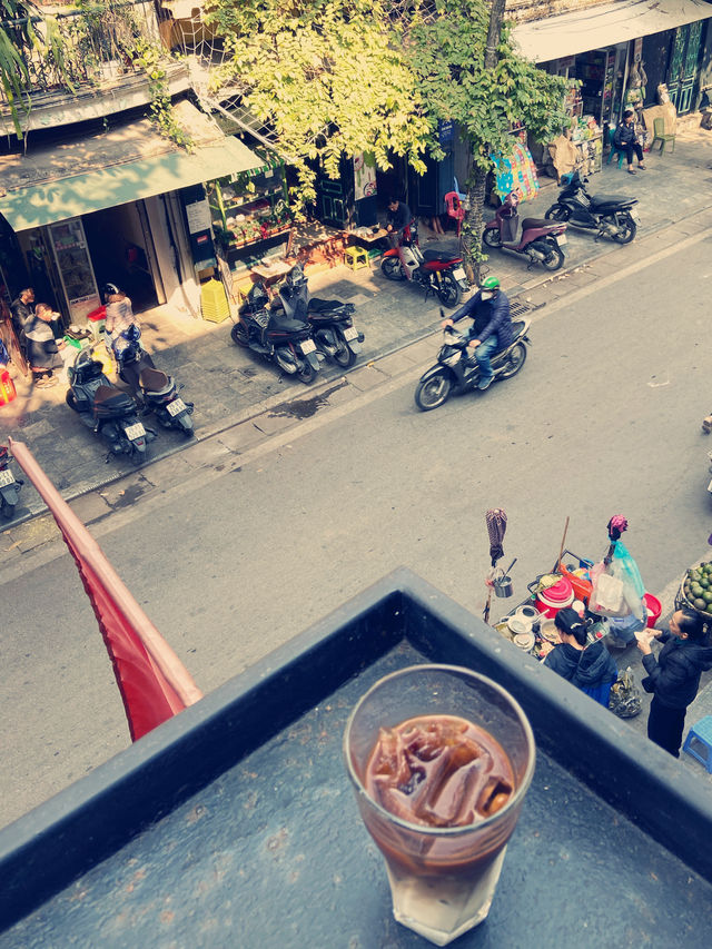 Dating with a blackbird 🐦‍⬛ in Hanoi cafe 