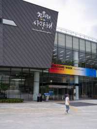 여행자들의 도서관이라는 컨셉으로 재탄생한”청와대 사랑채“