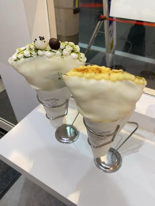 Enjoy crepes at a night parfait shop in Higashi-Futami, Akashi