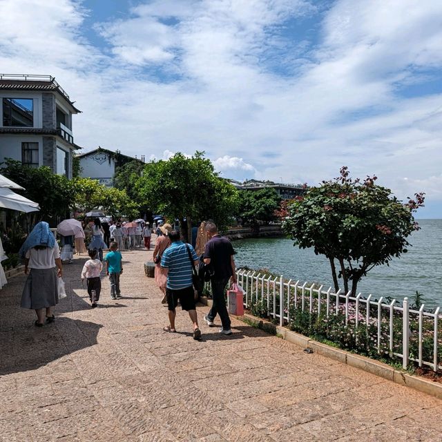 Serene Lake Views at Shuanglang Ancient Town