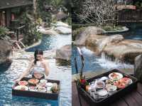 โรงแรมริมทะเลมีน้ำตกสวยไหลผ่าน
