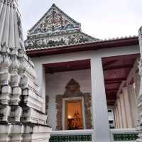 สักการะพระพุทธมหาจักรพรรดิ ณ วัดนางนองวรวิหาร