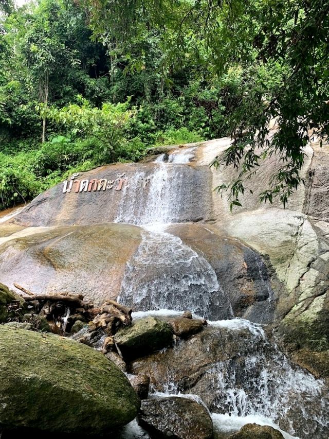 Tawan Ratsami ("Sunray") Waterfall