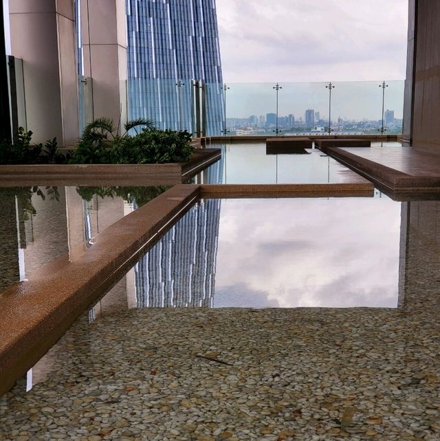 เล่นน้ำสนุกทั้งครอบครัว สระว่ายน้ำ infinity 