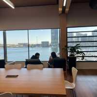 港町の憩いの場：ユニークなLibrary at The Dockで楽しむ新しい体験