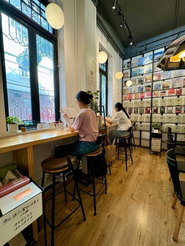 Cozy Retreat for Book Lovers and Coffee Enthusiasts in Guangzhou