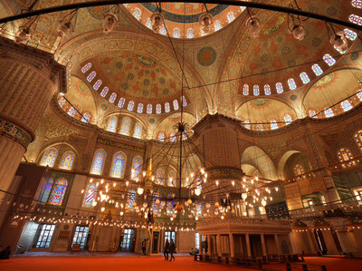 トルコ】モスクを背景にトラム撮影 | Trip.com イスタンブール