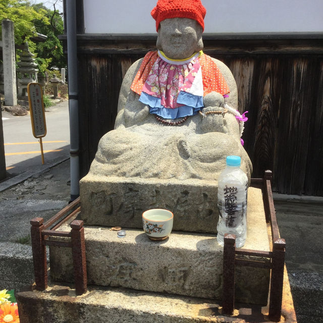 「覺王山日泰寺靜謐之旅：暹羅風格寺廟與心靈的綠意避風港」
