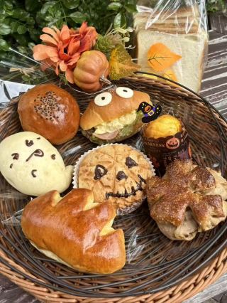 후쿠오카 모닝: 베이커리에서 갓 구운 빵을 즐길 수 있습니다.
