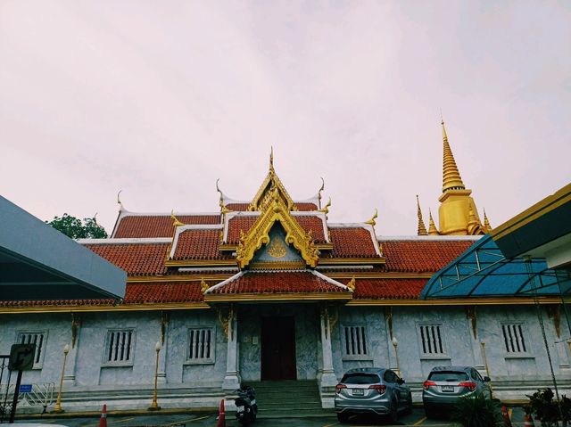 曼谷考山路附近小眾皇家寺廟景點Wat Tri Thotsathep Worawihan，適合散步拍照