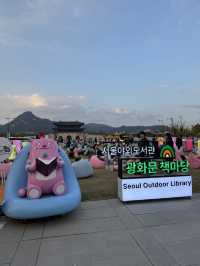 멋진 광화문을 배경으로 야외 독서데이트