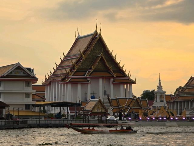  A Journey Through Bangkok’s Beating Heart: The Chao Phraya Ferry Experience