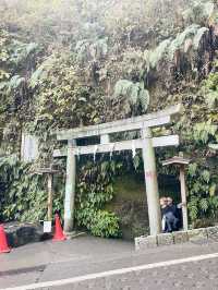 【神奈川県/鎌倉　“境内の湧き水で銭を洗うと富が増える”と言われている『銭洗弁財天 宇賀福神社』】