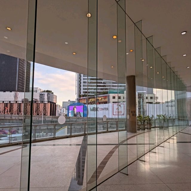 美麗的圓型球體建築：曼谷市立藝術文化中心