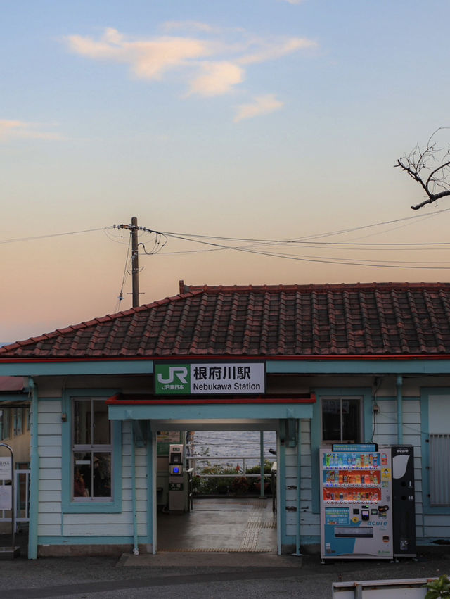 【神奈川🇯🇵】海が見える崖の上にある駅