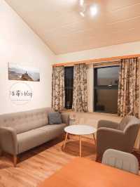 Litla-Hof Guesthouse在寬闊草原上的小木屋