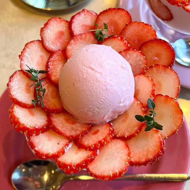 Perfect tea time at SALON🍓