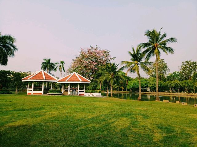 泰國曼谷城市綠洲湖泊公園景點:乍都节公园，適合拍照📸打卡親子遊