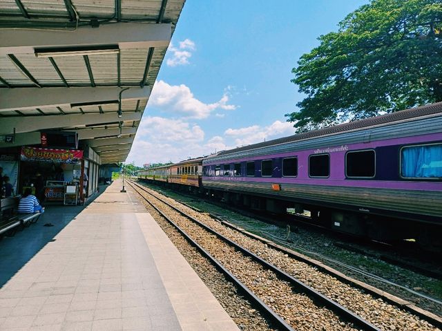 泰國董裡標誌性建築景點:董裡火車站，適合慢節奏旅行拍照📸