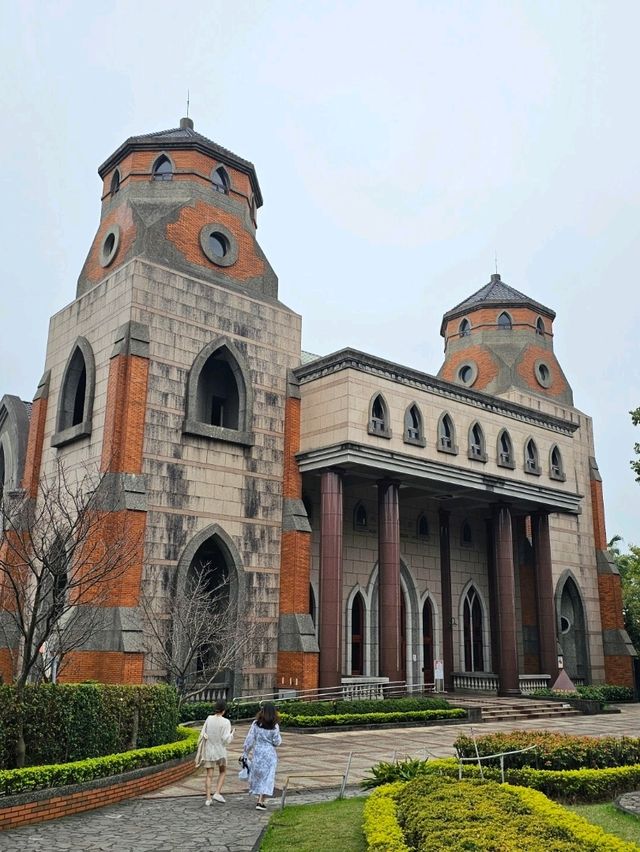 클래식한 서양 건축 양식의 붉은 빛 건물이 예쁜 대학교 🧱🏢