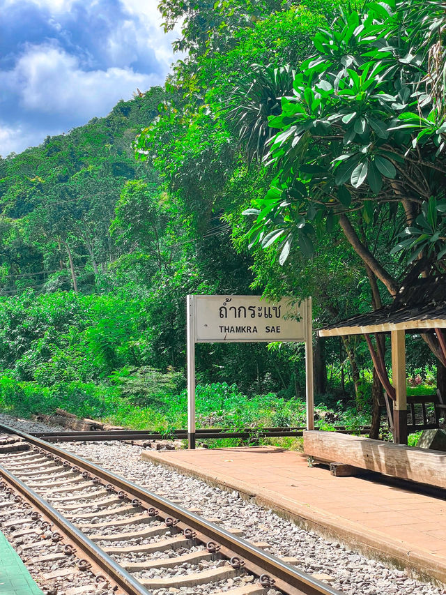 สัมผัสประสบการณ์รถไฟสายมรณะถ้ำกระแซ 🚂