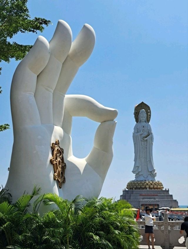 싼야의 푸른 바다와 해수관음상