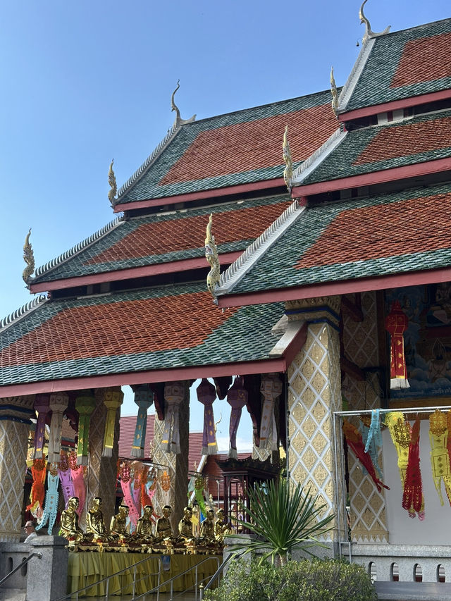 แวะขอพรที่วัดพระธาตุหริภุญชัย วรมหาวิหาร