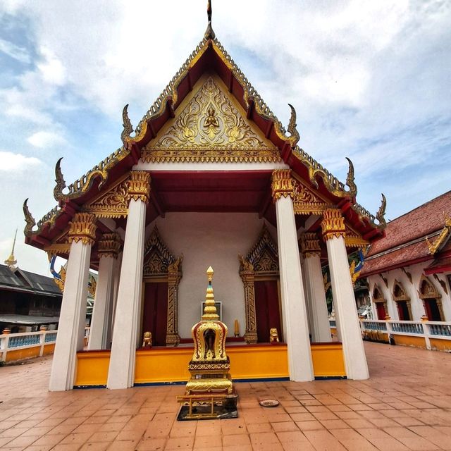 สักการะหลวงพ่อดำ ณ วัดทองบางระมาด