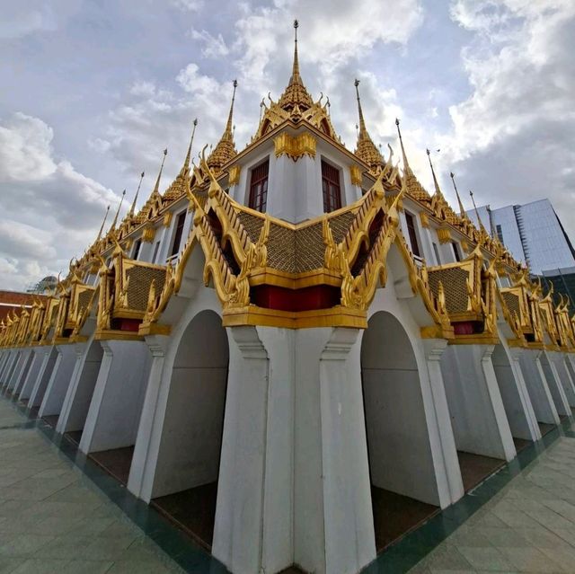 วัดราชนัดดบนถนนราชดำเนิน✨️
